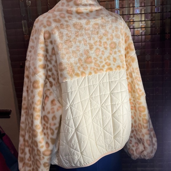 🔥UGG NWT Eloquent Snow Leopard Jacket. SizeXL. Brand New Stock Out MSRP$168 - Picture 2 of 4